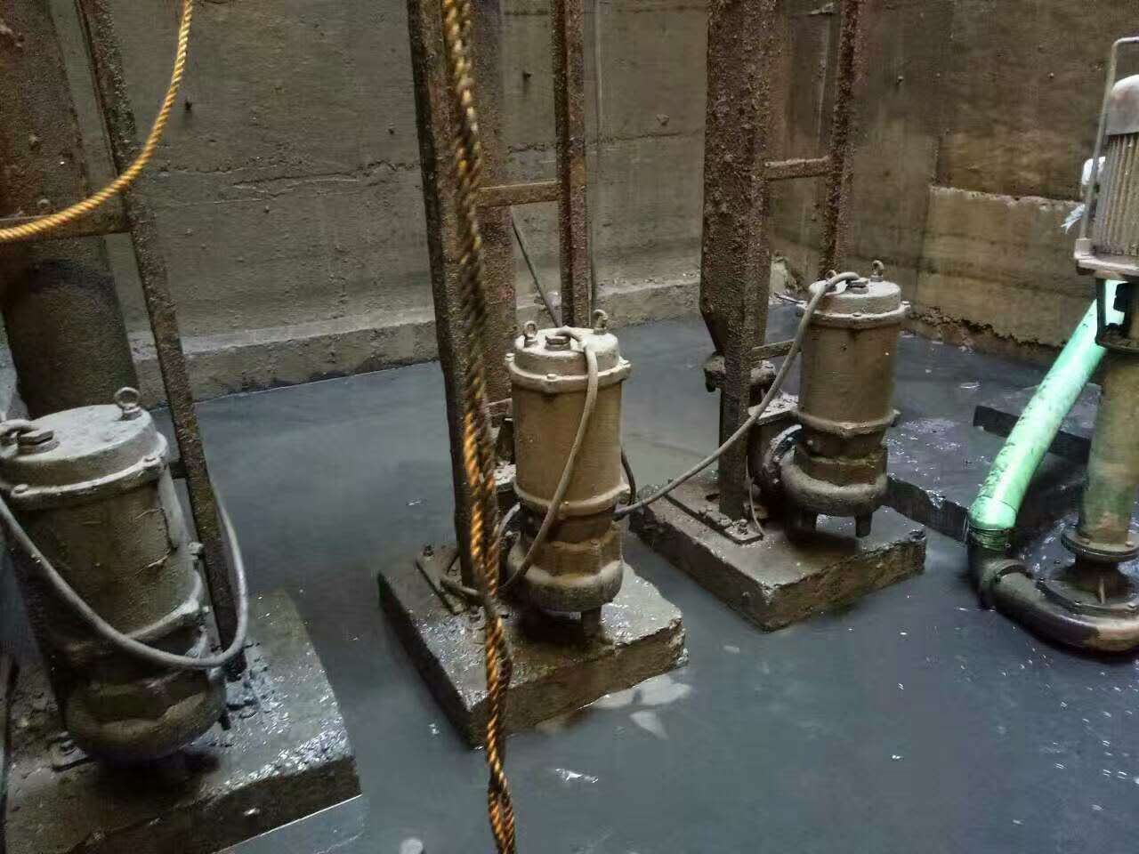 光村镇污水池清理