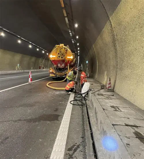 光村镇隧道排水渠清淤